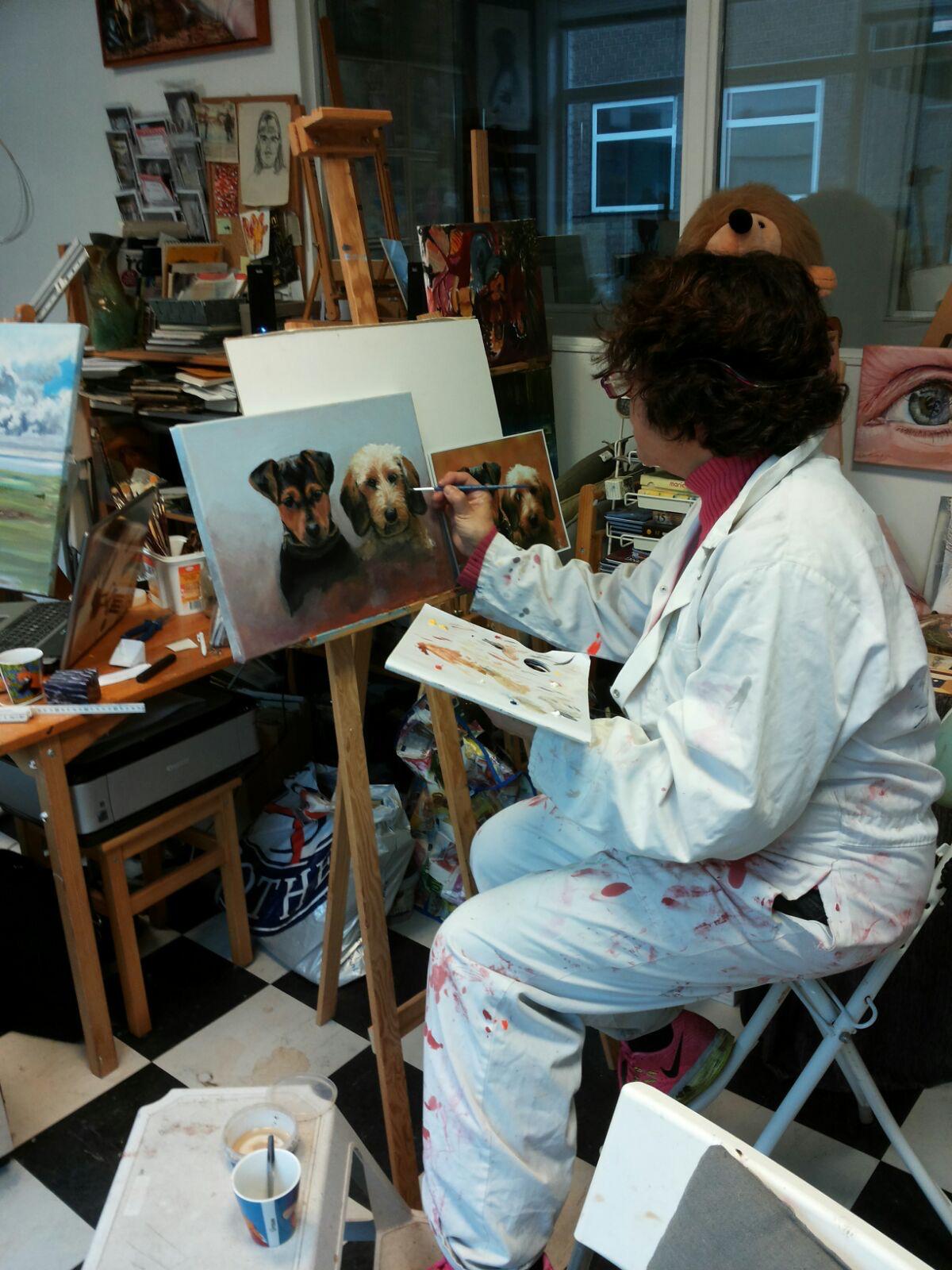 Marieke Frequin schilderend in haar atelier