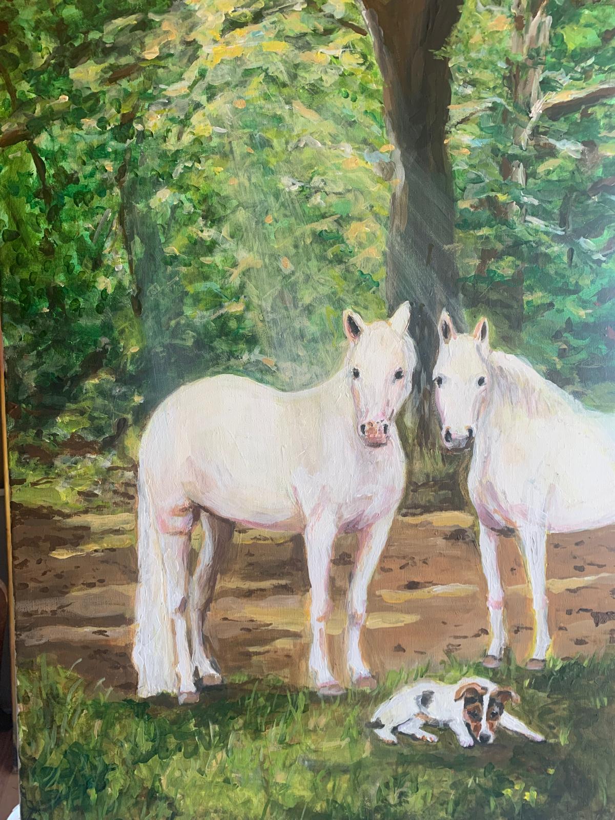 Portret in opdracht: twee witte paarden en hun hond